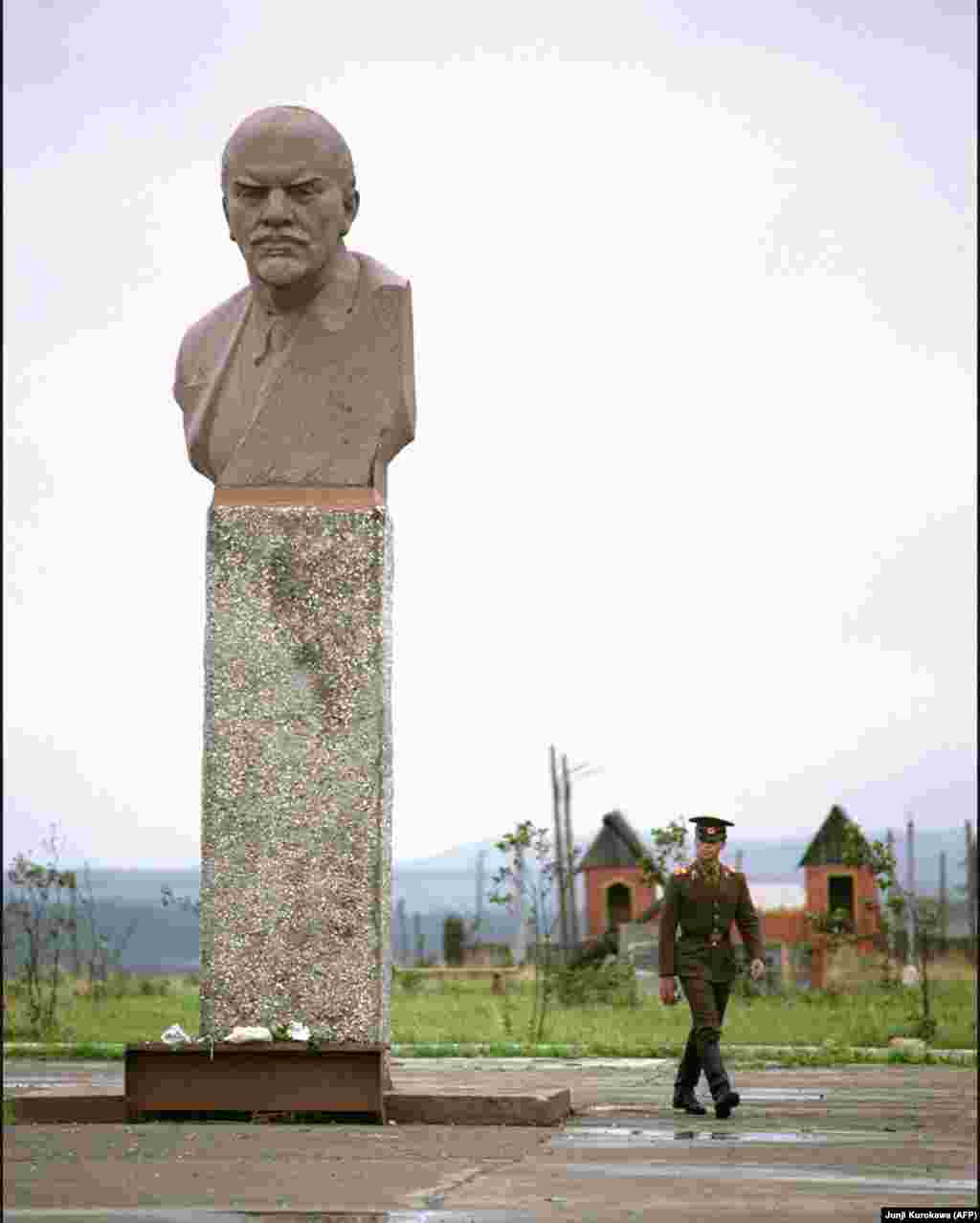 Советский военный на острове Кунашир рядом с памятником Ленину, 1989 год. Вскоре после распада Советского Союза жители Курил провели «референдум» - согласны ли избиратели попросить Японию взять острова под свою юрисдикцию. Российский чиновник в телеинтервью возмущенно говорил об этих жителях, инициировавших голосование: «Большинство этих людей – никто и ничто».
