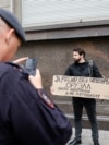 Активист и бывший глава штаба Бориса Надеждина Дмитрий Кисиев у Госдумы РФ во время одиночного пикета против штрафов за поиск "экстремистских" материалов в сети, Москва, Россия, 22 июля 2025 года. REUTERS/Юлия Морозова