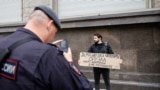 Активист и бывший глава штаба Бориса Надеждина Дмитрий Кисиев у Госдумы РФ во время одиночного пикета против штрафов за поиск "экстремистских" материалов в сети, Москва, Россия, 22 июля 2025 года. REUTERS/Юлия Морозова
