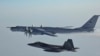 Ruski Tu-142 pomorski izviđački avion (gore desno) presretnut je blizu obale Aljaske. (arhivska fotografija)