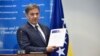 Predsjedavajući Vijeća ministara BiH Denis Zvizdić drži Upitnik Evropske komisije, fotoarhiv