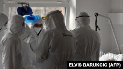Zdravstveni radnici u Opštoj bolnici u Sarajevu sa pacijentom oboljelim od COVID-a 19, mart 2021. godine