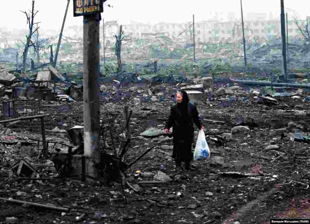 Žena se probija kroz ruševine u Groznom. Glavni grad Čečenije, koji je dva puta pogođen bombama, pretrpio je najveće uništenje.