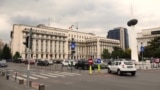 Piața Revoluției: Ministerului Afacerilor Interne (fost sediu CC al PCR), Monumentul Renașterii, Palatul Regal și Biblioteca Centrală Universitară. Spațiul ar trebui tratat unitar, spun urbaniști și arhitecți. Acum, în fața acestor clădiri, ca și în fața Ateneului, sunt parcări.