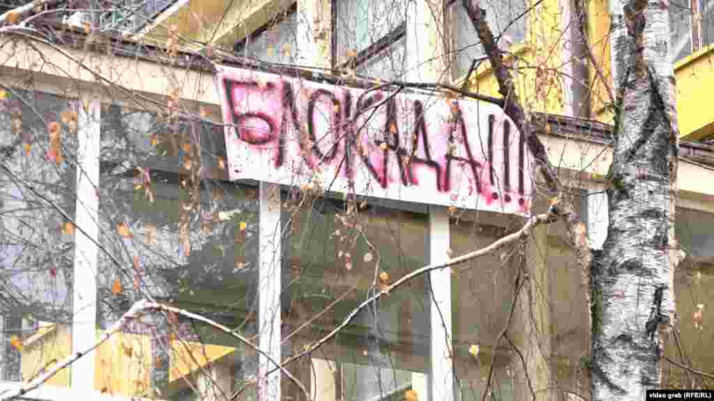 Blokadama se iz dana u dan pridružuju novi fakulteti. Studente koji su u protestu podržali su profesori pojedinih fakulteta i nastavno-naučnih veća, dok je ministarka prosvete Slavica Đukić Dejanović ocenila da nije reč "o velikom broju studenata", ali da su "dosta glasni". Transparent na zgradi Fakulteta tehničkih nauka u Novom Sadu.