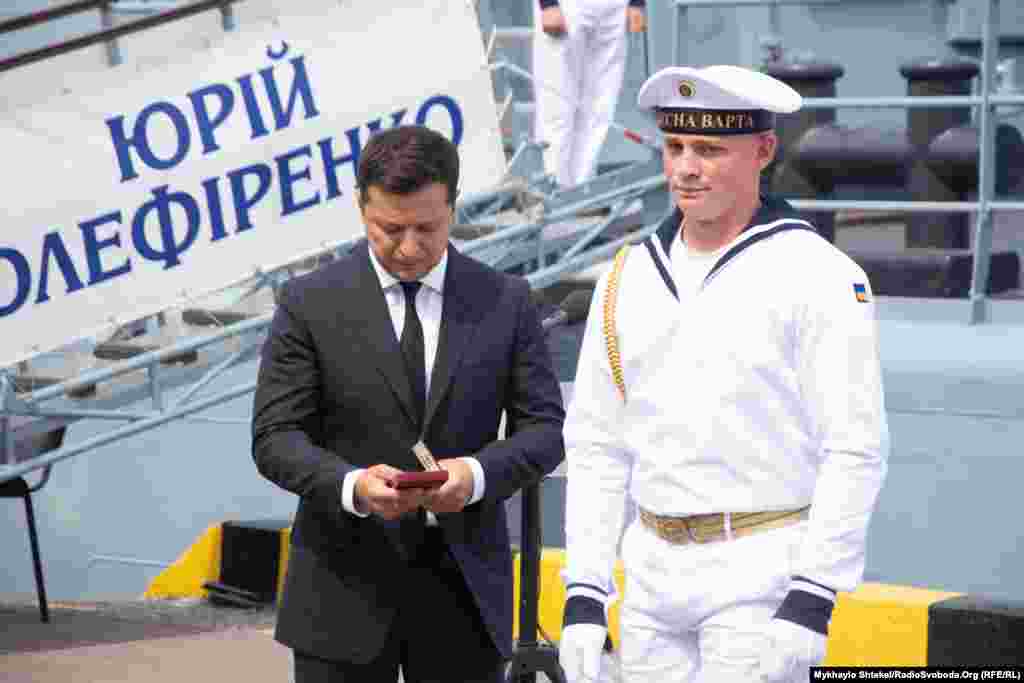 Президент України Володимир Зеленський отримав від військовослужбовця почесної варти ВМСУ нагороду, яку готується вручати одному з моряків