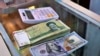 Gomila iranskih rijala pored hrpe američkih dolara. Nacionalna valuta Irana dostigla je rekordno nizak nivo 11. februara.