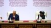 Спецпредставник США Залмай Халілзад (л) і голова делегації талібів мулла Абдул-Гані Барадар (п) підписують угоду, Доха, 29 лютого 2020 року