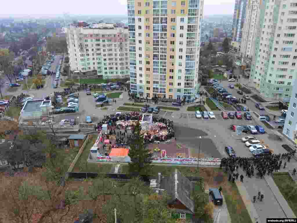 На «плошчы Пераменаў» зьявіўся вадамёт, прыехалі новыя аўтазакі, сілавікі пачалі зачыстку