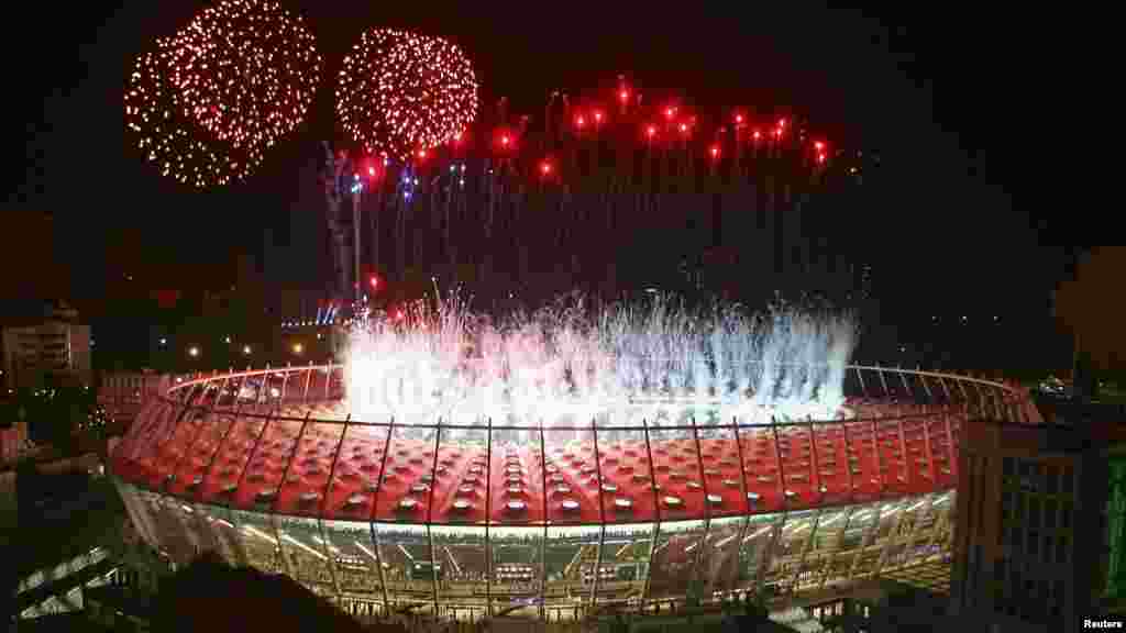 Kiýewiň stadionynda geçirilen final oýnundan soň feýrwerkler atyldy...