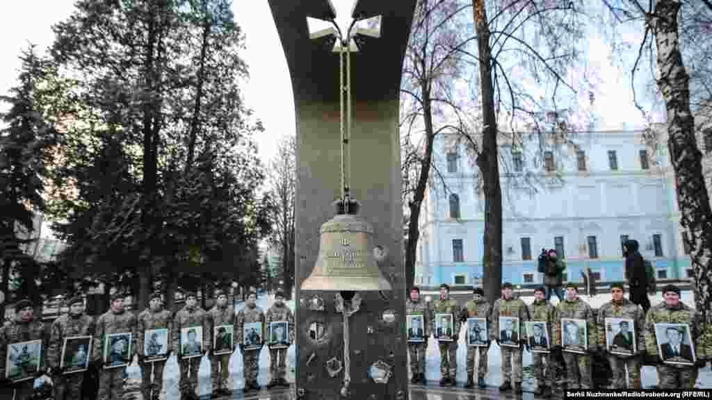 Удар дзвону супроводжує оголошення кожного імені загиблого під час війни на сході України&nbsp;