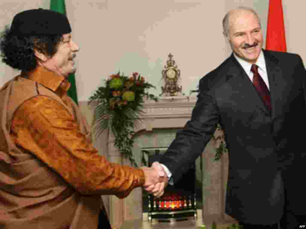 2 noyabr 2008-ci il. Qaddafi Minskdə Belorusun prezidenti Alyaksandr Lukashenka ilə görüşdə. 