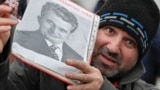 Мужчына трымае партрэт румынскага камуністычнага дыктатара Нікалае Чаўшэску з тэкстам «Пашана любімаму лідэру». Бухарэст, 25 сьнежня 2019 года, праз 30 гадоў пасьля расстрэлу Чаўшэўску і яго жонкі Элены 